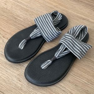 Sanuk yoga sling back sandals